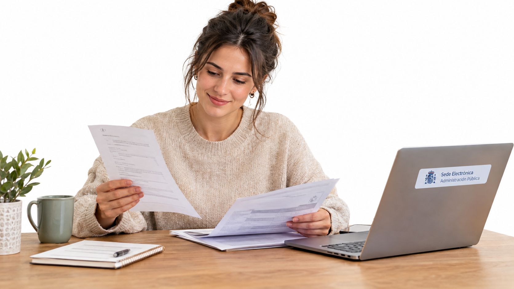 Una mujer joven trabajando desde casa revisando documentos oficiales con una computadora portátil en su escritorio.